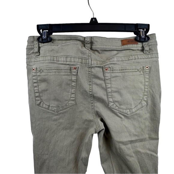 ALMOST FAMOUS DISTRESSED TAN
SKINNY JEANS SIZE 11 - Picture 7 of 12